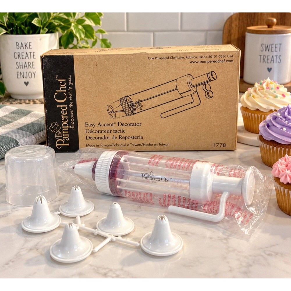 The Pampered Chef Easy Accent Decorator 1778 8pc Set w/ Nozzles White/Clear